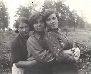 Лобузнова Ф. первая слева