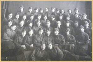 Курсы радиотелефонистов,1941 год, перед отправкой на фронт ( Рузанова Г.И.- второй ряд сверху, четвертая справа) 