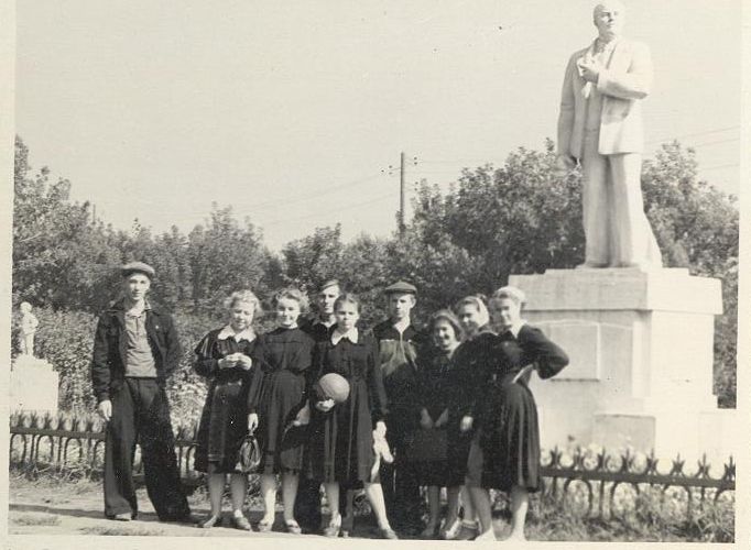 50-е годы 10 кл. А у памятника школа 16 Кемерово