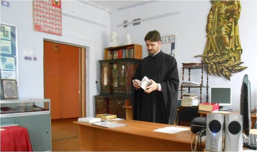 Отец Сергий Адонин читает стихи кузбасских поэтов