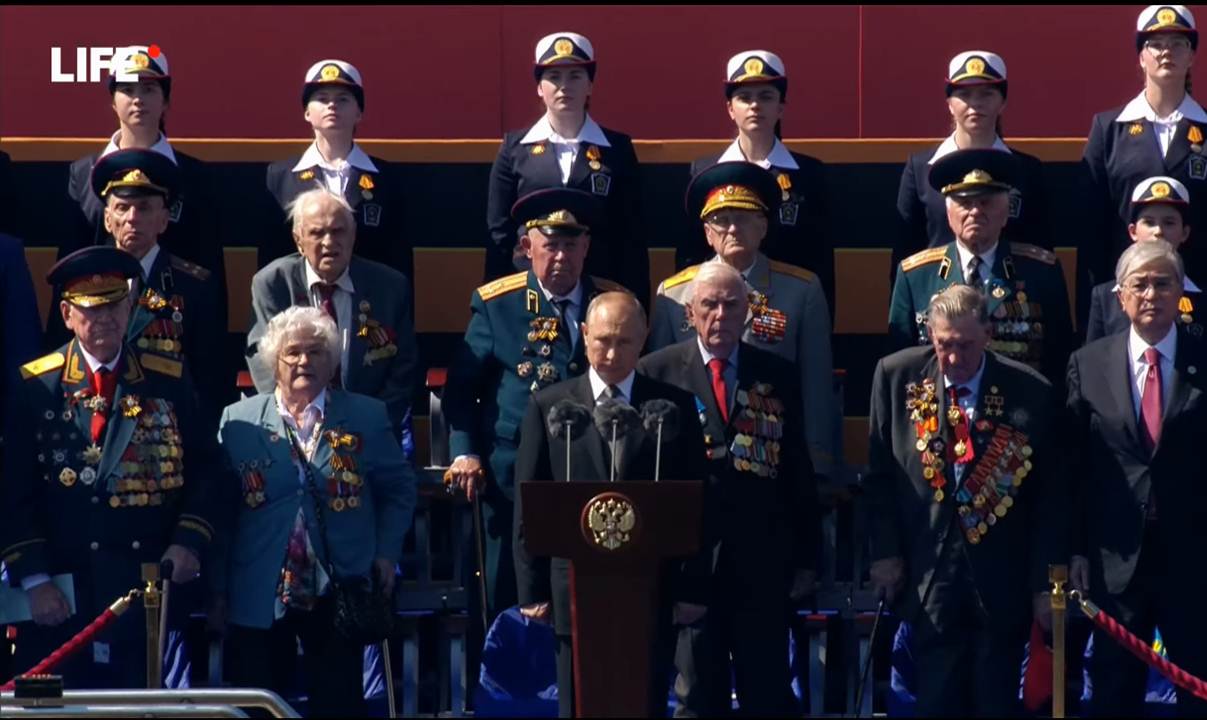 В. Путин и гости на трибуне