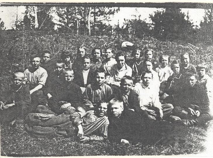 1931 год учитель Пономарева З.А. и 6 кл. школа 16 Кемерово